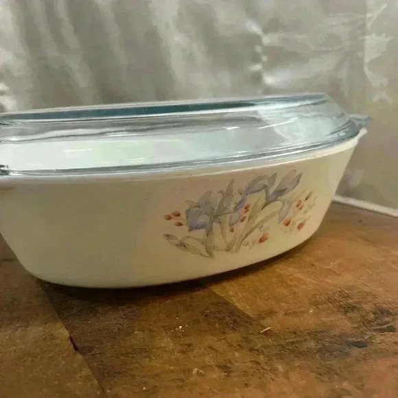 *Vintage* 1980s Pyrex England Blue Iris & Country Autumn  covered dish. - Picture 3 of 7
